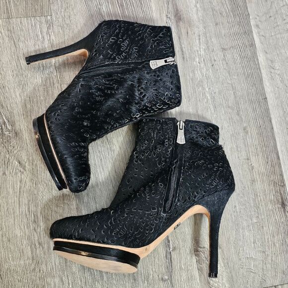 BCBGMaxAzria Ven Ankle Boots Heel Zip Pony Hair Black 8.5B edgy glam rock - Picture 8 of 10